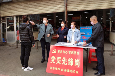 右江區市場中心黨員干部沖鋒在前 深入市場一線織密疫情防控網